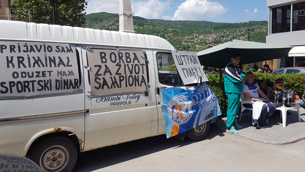 Председник ОК Бамби волеј започео штрајк глађу: Политика разрезује спортски динар?